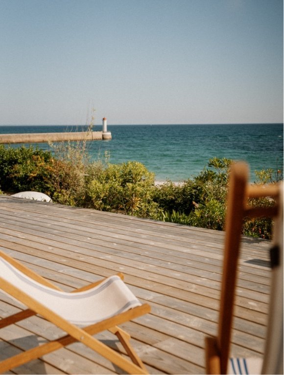 On the terrace, face to face with the ocean